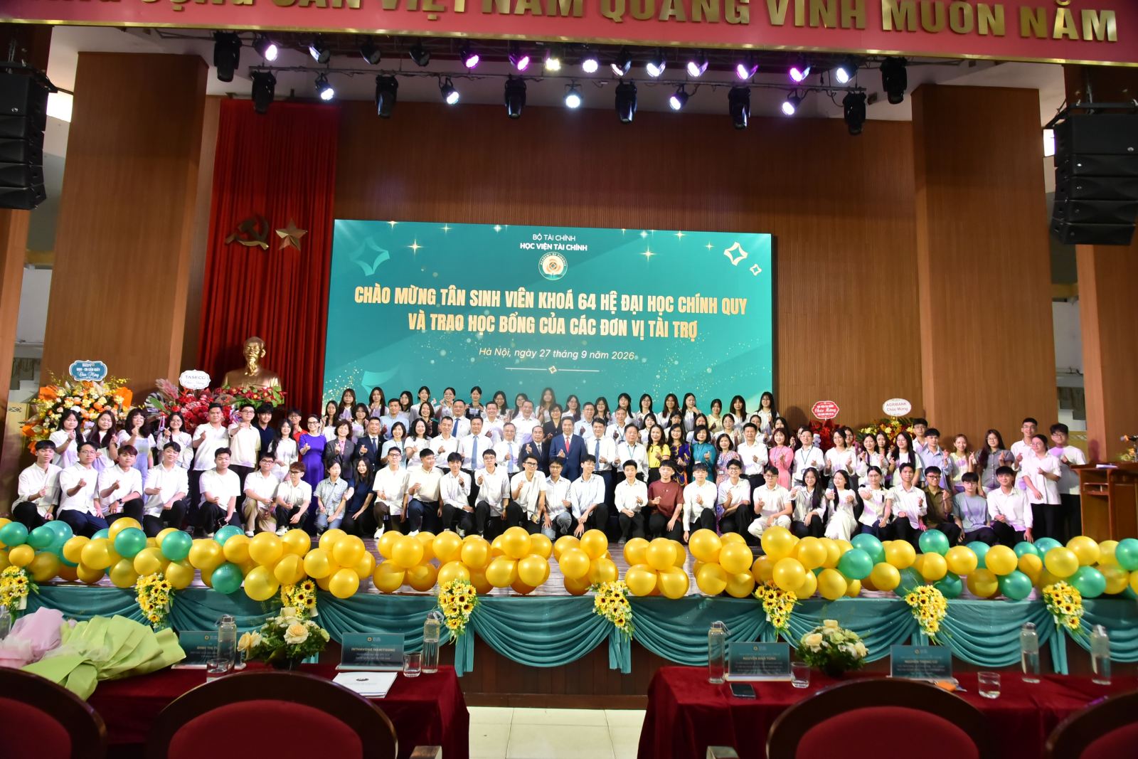 Học viện Tài chính long trọng tổ chức chương trình Chào mừng Tân sinh viên khóa 64 hệ đại học chính quy và trao khen thưởng, học bổng của các đơn vị tài trợ